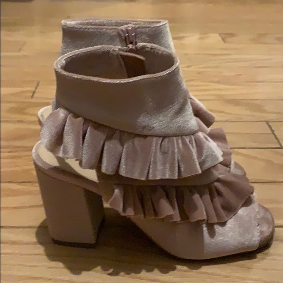 Ruffled heeled booties, pink, women’s size 7 - Picture 4 of 6
